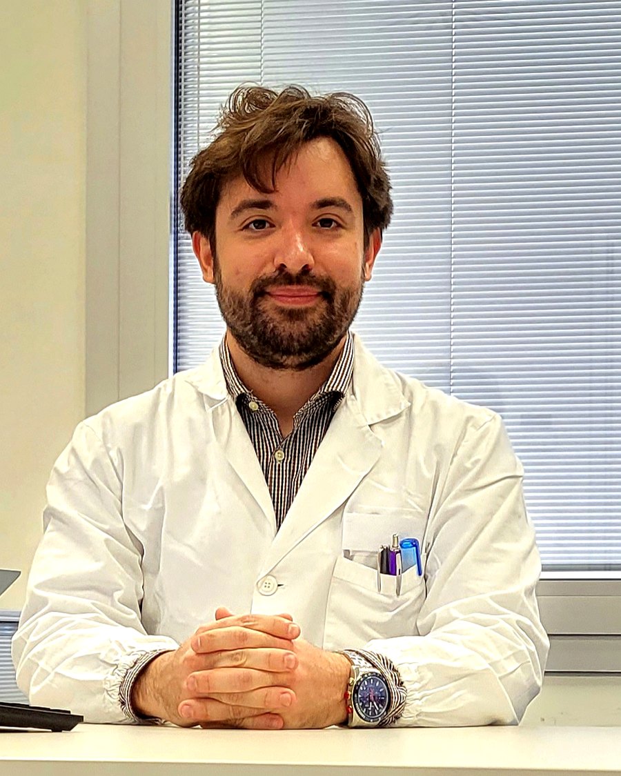 Il Dott. Michele Colicchia nel suo ambulatorio